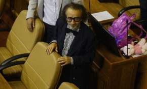 [FOTOS] Con ustedes "Don Florcita Motuda": Llegó vestido como 'gentleman' al Congreso